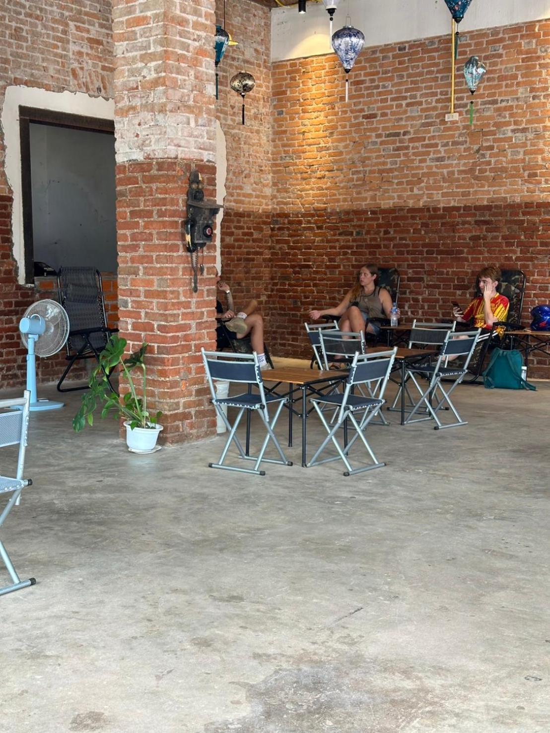 Via Thakhek Hostel & Cafe Extérieur photo