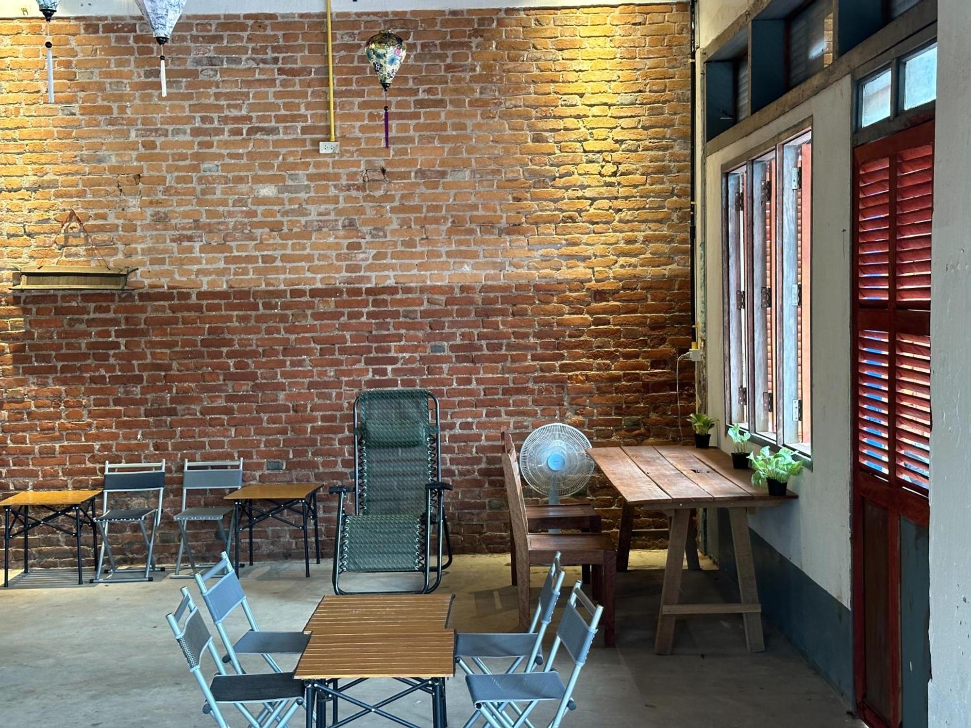 Via Thakhek Hostel & Cafe Extérieur photo